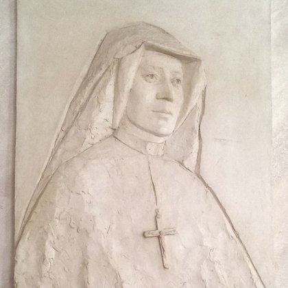 Tablica w łódzkim magistracie poświęcona świętej Patronce Miasta